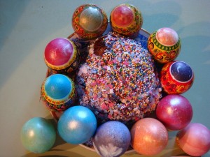 Кулич с льняной мукой крашеные яйца пасха