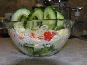Салат овощной слоеный