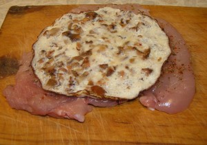 Куриный рулет с грибным омлетом