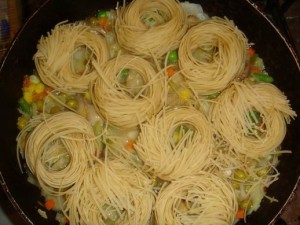 Овощи и яичная лапша гнёзда