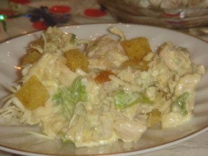 Русский салат Цезарь с курицей и чесночными гренками