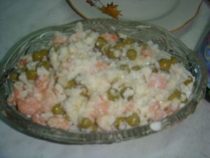 Салат с креветками и зелёным горошком