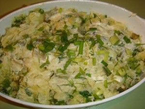 Салат из картофеля с зеленью и солёными огурцами