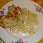 Паровые котлетки с овощами и макароны