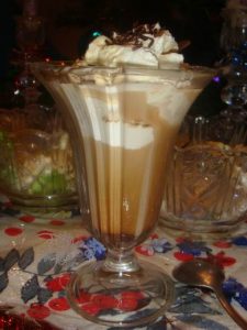 Новогодний десерт - Кофе Гляссе со сливками, шоколадом, бейлизом