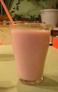 Клубничный молочный коктейль