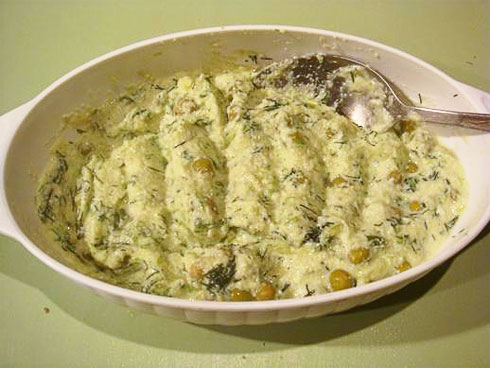 Салат яичный  с зелёным луком, укропом и зелёным горошком