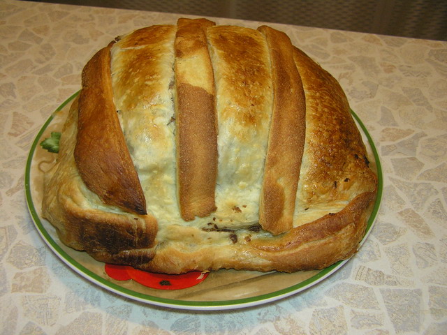 Мясо в слоеном тесте с грибами