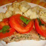 Мясной рулет с макаронами, помидорами и зеленью Мясной рулет с макаронами, помидорами и зеленью