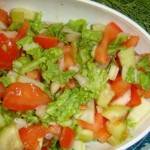 Салат с помидорами, огурцами, луком, салатом