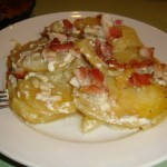 Картофель под сливочно-сметанным соусом с ветчиной