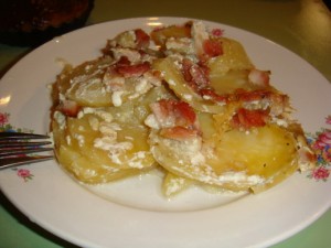 Картофель под сливочно-сметанным соусом с ветчиной