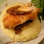 Курица, запечённая гриль с пюре и зеленью Курица, запечённая гриль с пюре и зеленью