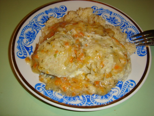 Рыбные котлетки с овощной подливкой в пароварке