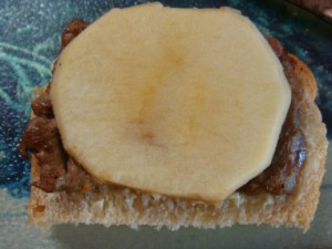 Бутерброд с печенью. Яблоко