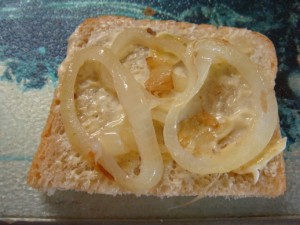 Бутерброд с печенью. Лук