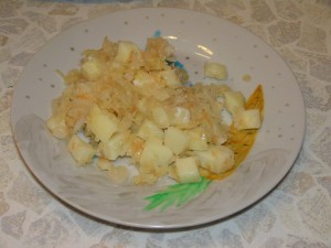 обычный салат с квашеной капустой