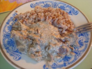 Гречневая каша с куриными потрохами в сметанном соусе