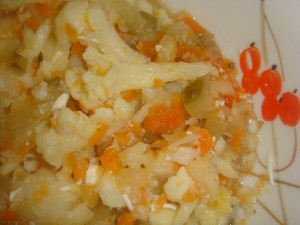 Салат из цветной капусты с морковью и солёными огурцами
