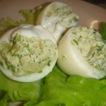 Яйца, фаршированные луком и салатом