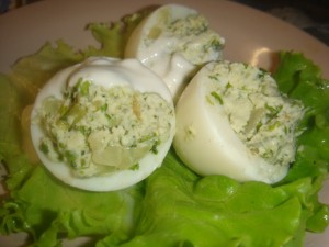 Яйца, фаршированные луком и салатом