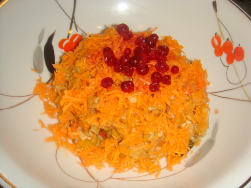 Постный салат из тыквы с яблоками, морковью и клюквой