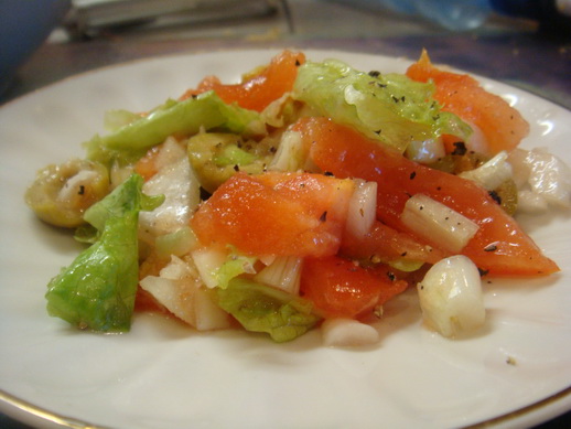 Салат из помидоров с чесноком и олмвками