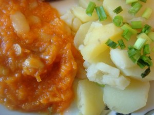 Варёный картофель с тушёной морковью