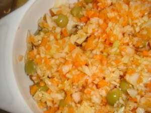 Овощной салат капуста, морковь, зелёный горошек