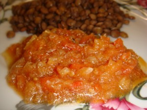 Чечевица с пюре из свежих томатов