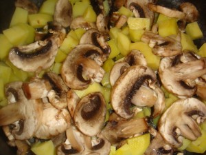 Грибы с картошкой обжарить в масле