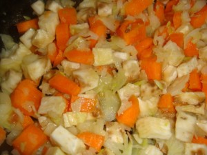 Отдельно спассеровать лук, морковь, сельдерей.