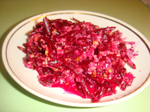 Салат из маринованной свеклы с орехами