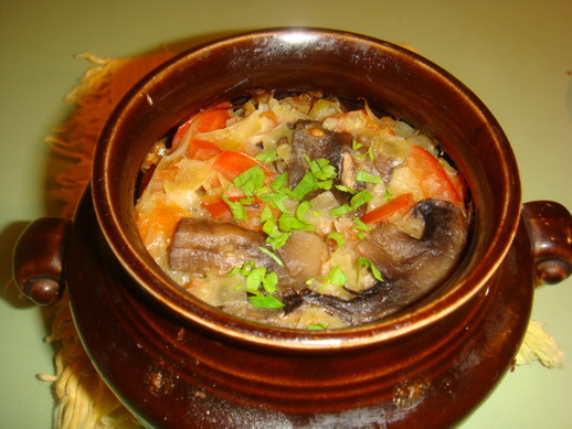 Овощи, запечённые в горшочке с грибами