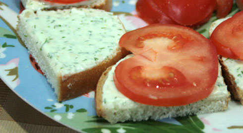 Брынза с помидорами на хлебе Брынза с помидорами на хлебе