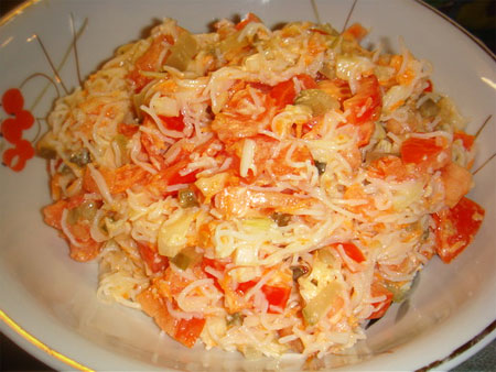 Салат с помидорами и рисовой лапшой