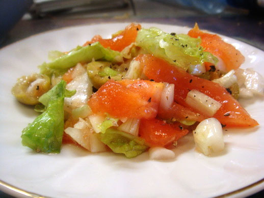 Салат из помидоров с чесноком и оливками