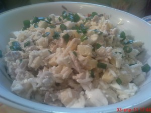 Салат с курицей и манго