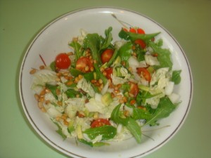 Салат с рукколой, помидорами и авокадо