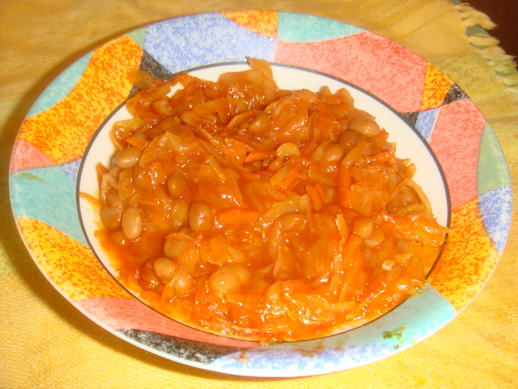 Тушёная капуста с белой фасолью