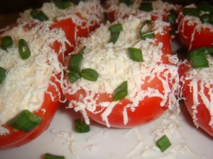 Помидоры, фаршированные творогом и брынзой