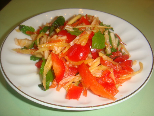 Салат с перцем, яблоком и манго