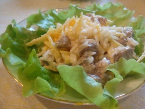 Мясной салат с манго и апельсинами