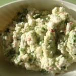 Салат с редисом, зелёным луком, сметаной и яйцами