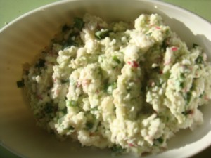 Салат с редисом, зелёным луком, сметаной и яйцами