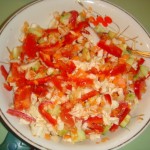 Салат со свежими помидорами, огурцами, перцем, морковью и капустой