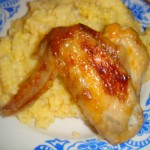 Запечённые куринные крылышки с кукурузной кашей Запечённые куринные крылышки с кукурузной кашей