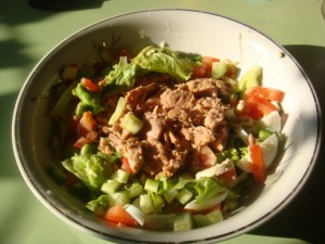 Салат с тунцом и овощами