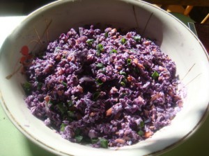 Салат с краснокочанной капустой, морковью, зелёным луком и сливками