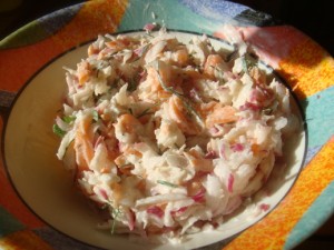 Салат из редиски, моркови, сельдерея со сметаной